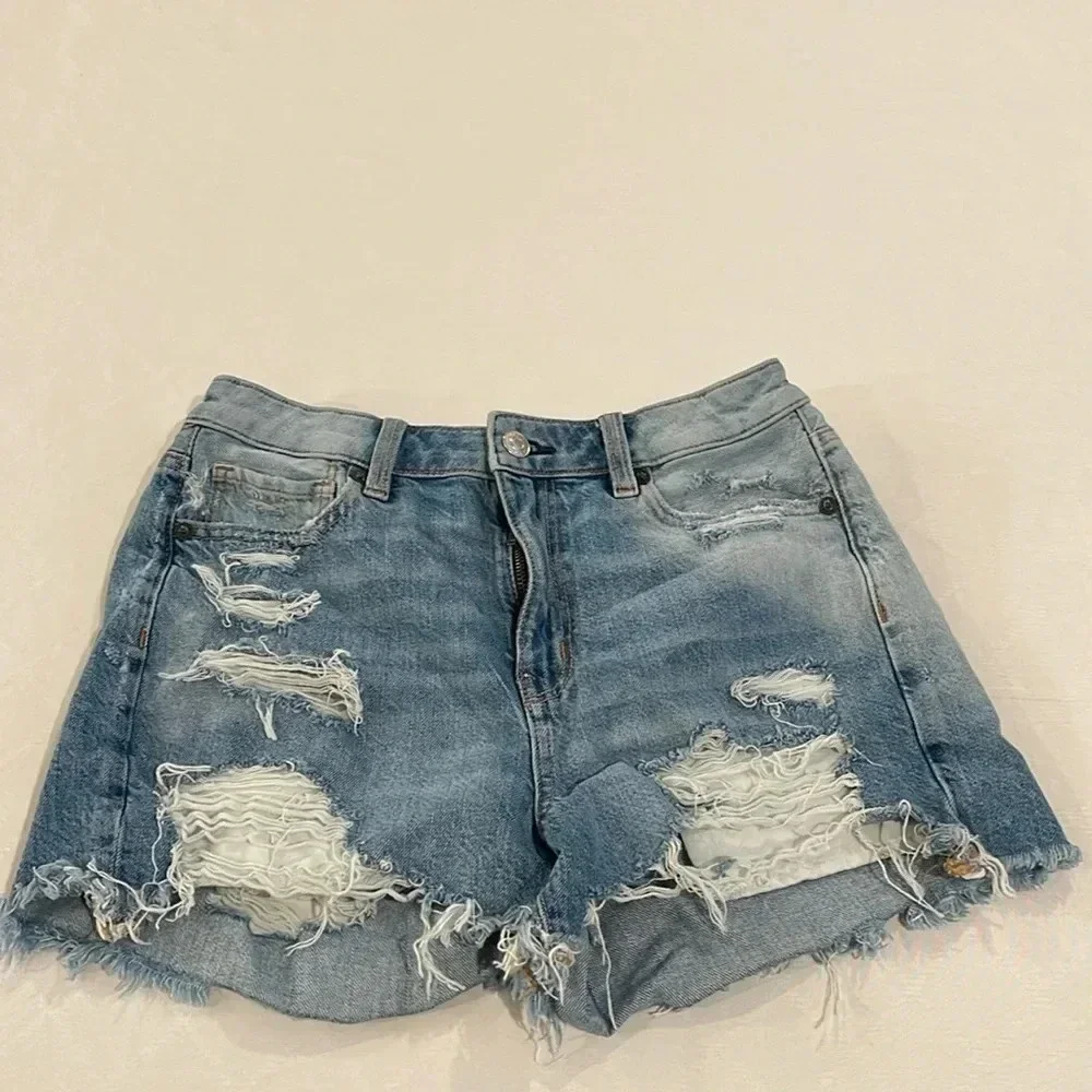 American Eagle women a jean shorts high rise mom short distressed size 4 EUC